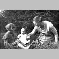 036-0025 Guttschallen. Tante Trudchen Domscheit mit ihren Kindern Adolf und Gretel.jpg